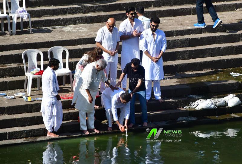 India: Boney, Anil And Sanjay Kapoor Immerses Nirmal Kapoor's Ashes In Banganga