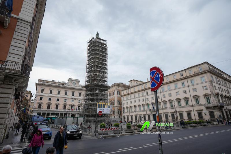 Medieval building partially collapses in Rome
