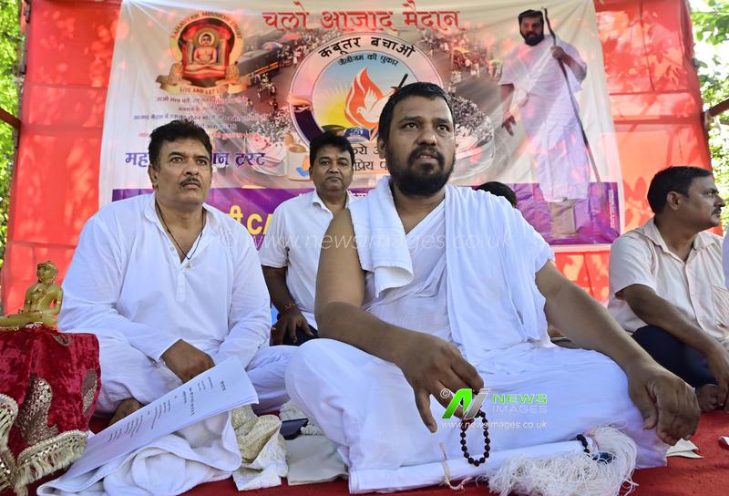 India: Mumbai Kabutarkhana Row: Jain Monk sits on Hunger Strike, Demands Opening Of Kabutar Khana In Mumbai