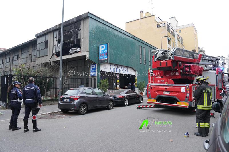 Milano - Auto sfonda un muro nel supergarage Ardenza