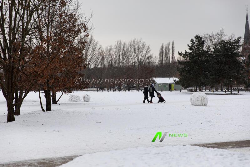 Germany: Winter weather shapes daily life and protests in Berlin