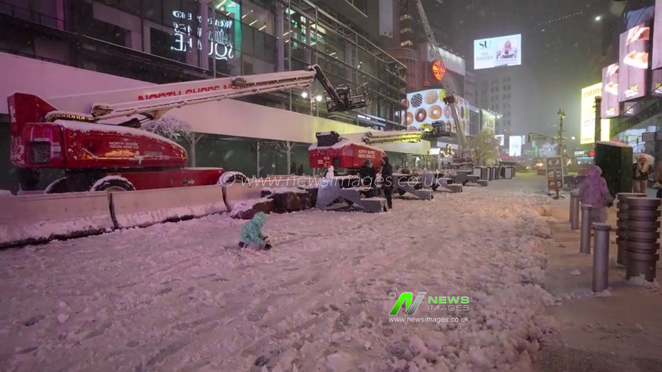 Heavy snowstorm hits New York City
