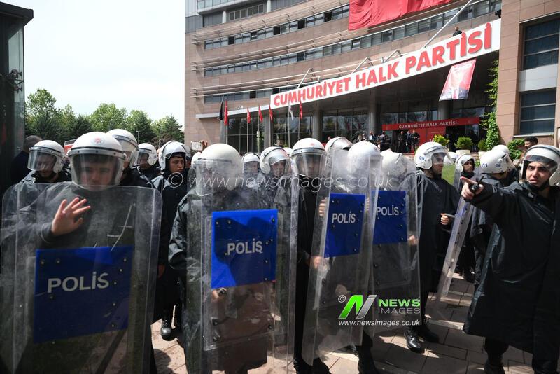 Police storm HQ of Turkiye's main opposition CHP party 