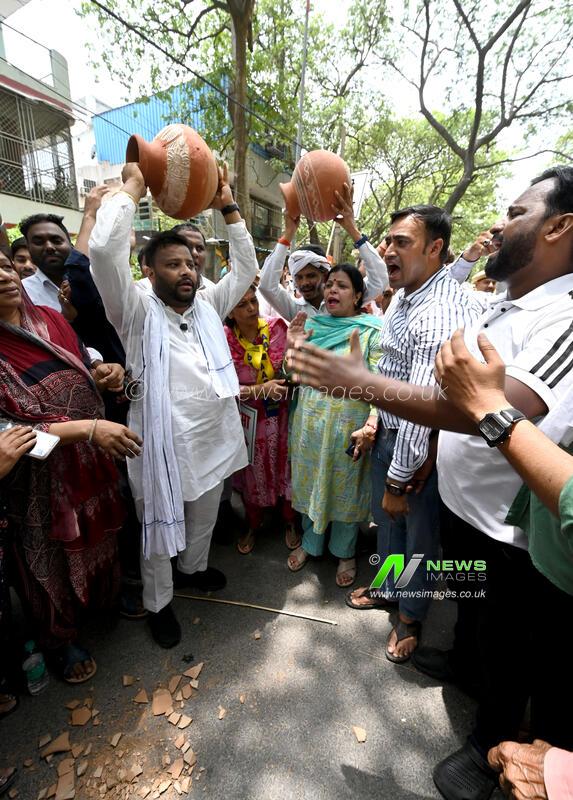 India: AAP Party Workers Stage A Matka Fod Protest Against The Water Crises In Delhi