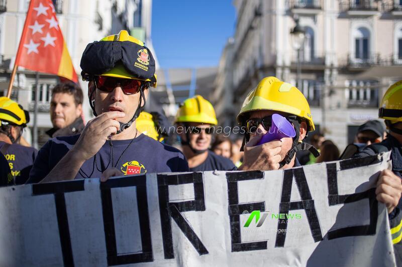 Forest firefighters rally for better working conditions in Madrid