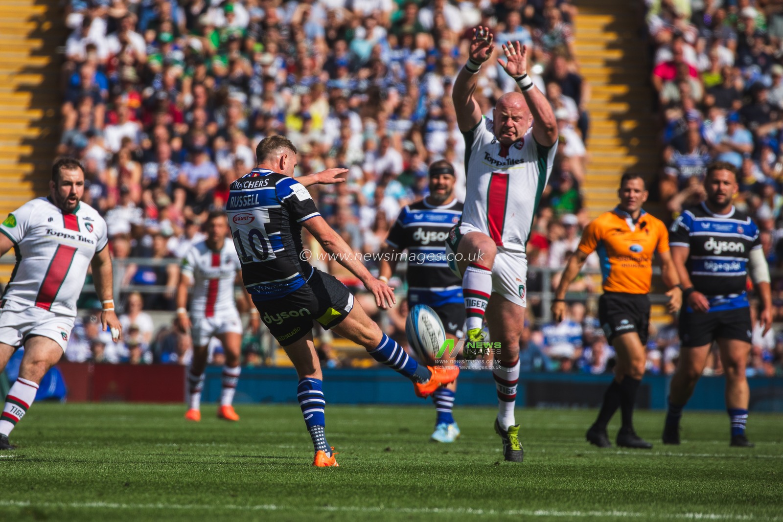 Dan Cole of Leicester Tigers charges down Finn Russell of Bath during the Gallagher Premiership Play-off Final 2025 Bath Rugby v Leicester Tigers at Allianz Stadium, Twickenham, United Kingdom, 14th June 2025

(Photo by Craig Evans/News Images)