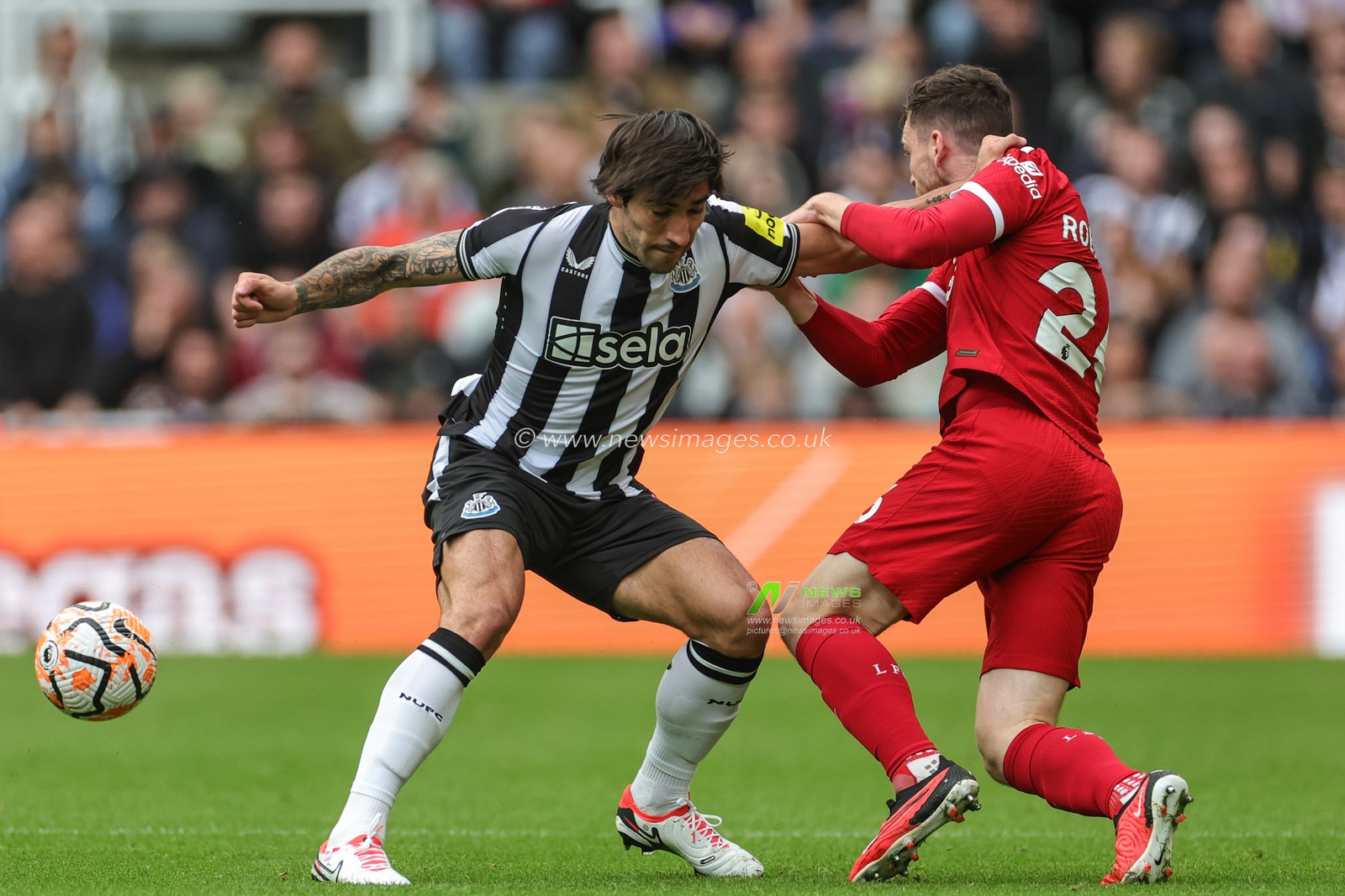 Andrew Robertson #26 of Liverpool pulls back Sandro Tonali #8 of Newcastle United during the Premier League match Newcastle United vs Liverpool at St. James's Park, Newcastle, United Kingdom, 27th August 2023

(Photo by Mark Cosgrove/News Images)