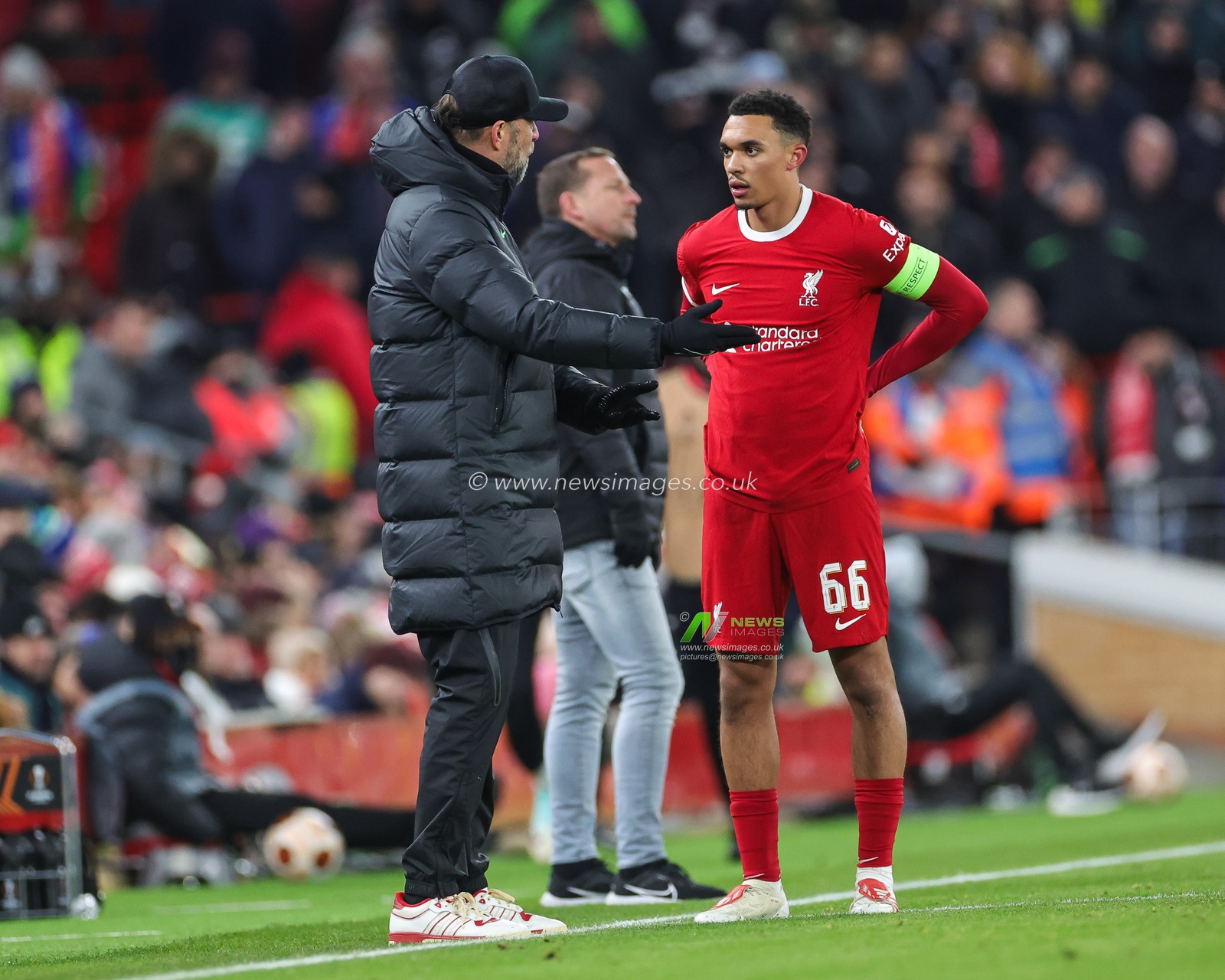 JÃ¼rgen Klopp Manager of Liverpool speaks to Trent Alexander-Arnold #66 of Liverpool during the UEFA Europa League Group E match Liverpool vs LASK at Anfield, Liverpool, United Kingdom, 30th November 2023

(Photo by Mark Cosgrove/News Images)