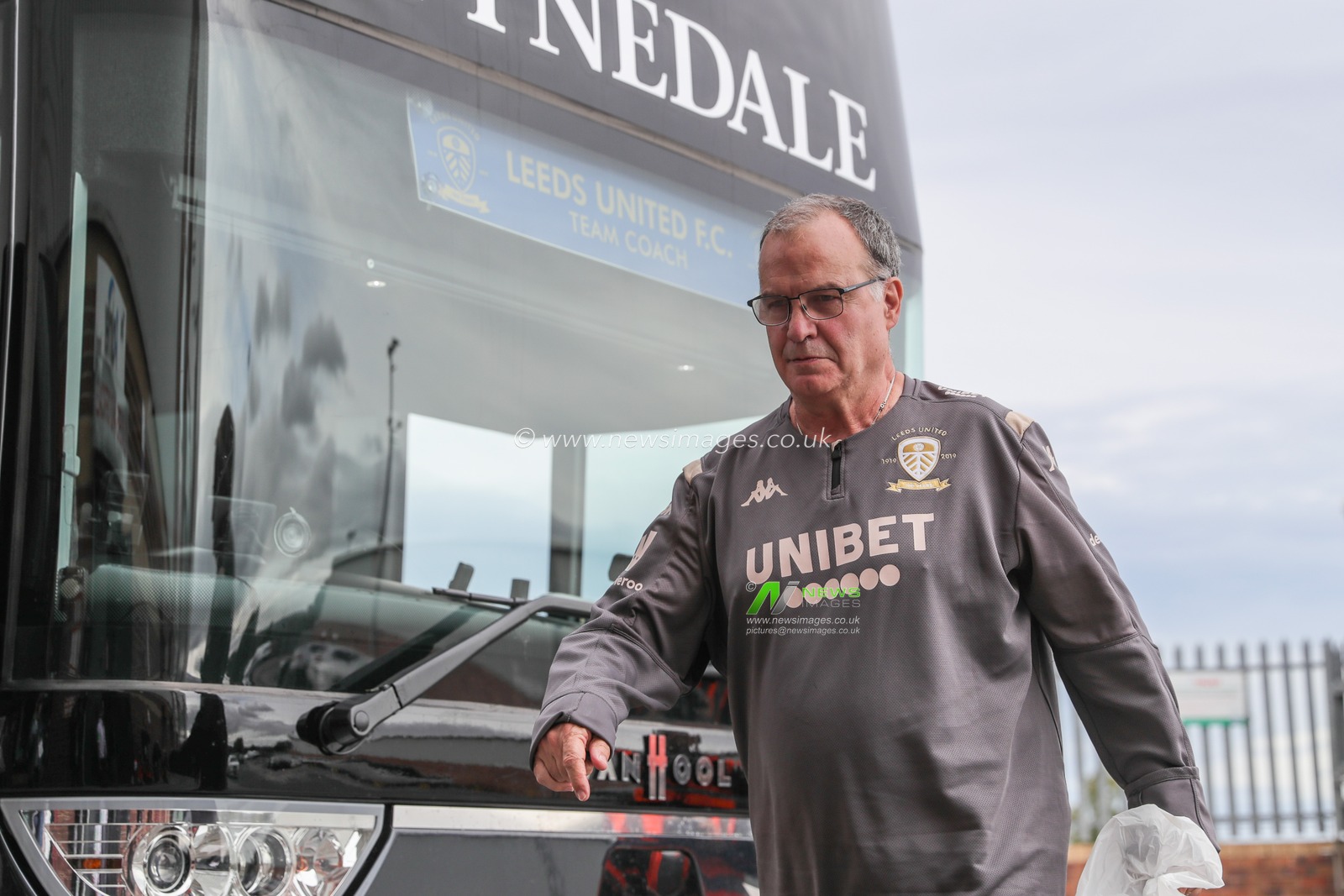 15th September 2019, Oakwell, Barnsley, England; Sky Bet Championship Football, Barnsley vs Leeds United ; Marcelo Bielsa manager of Leeds United arrives at Oakwell


Credit: Mark Cosgrove/News Images

English Football League images are subject to DataCo Licence