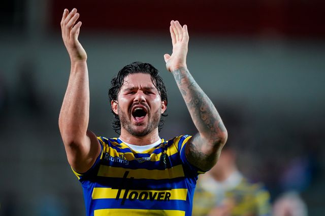 Warrington Wolves players applaud the fans at full time during the Betfred Super League round 14 match St Helens vs Warrington Wolves at The BrewDog Stadium, St Helens, United Kingdom on 11 June 2026

(Photo by Maynard Manyowa/News Images)