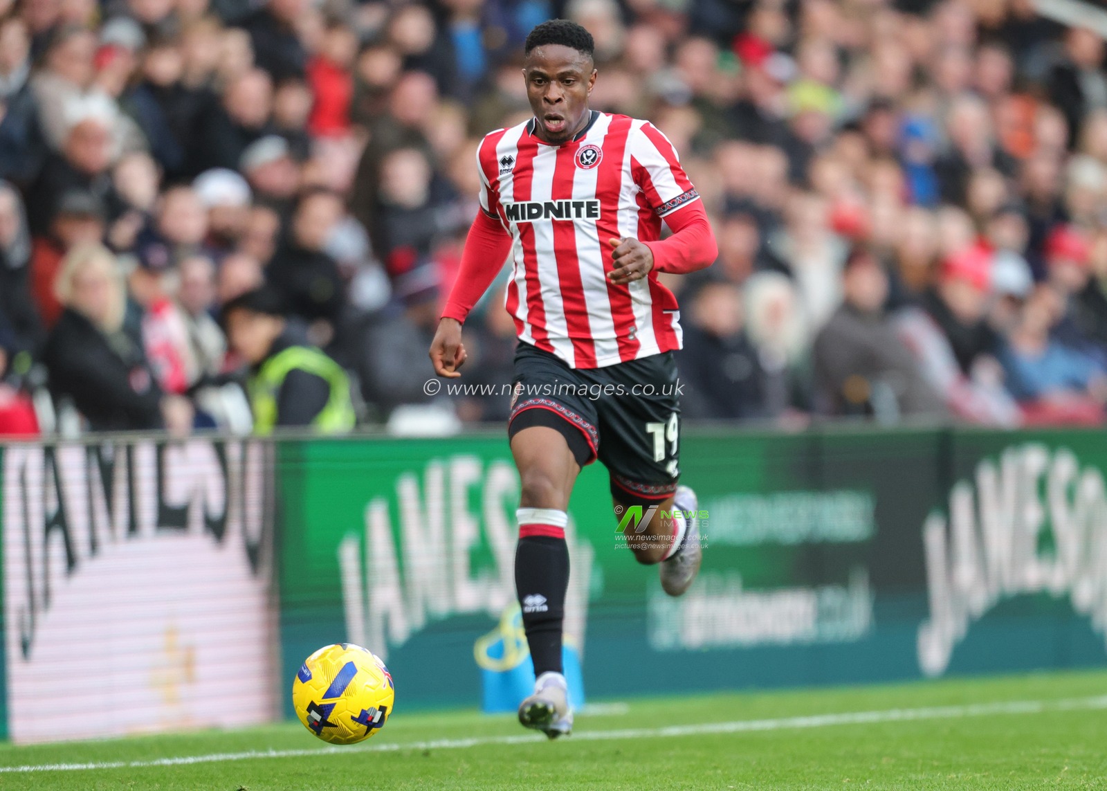 Chiedozie Ogbene of Sheffield United breaks down the wing during the Sky Bet Championship match Sheffield United vs Derby County at Bramall Lane, Sheffield, United Kingdom, 1st November 2025

(Photo by Richard Bierton/News Images)

*** GER AUT SUI OUT ***