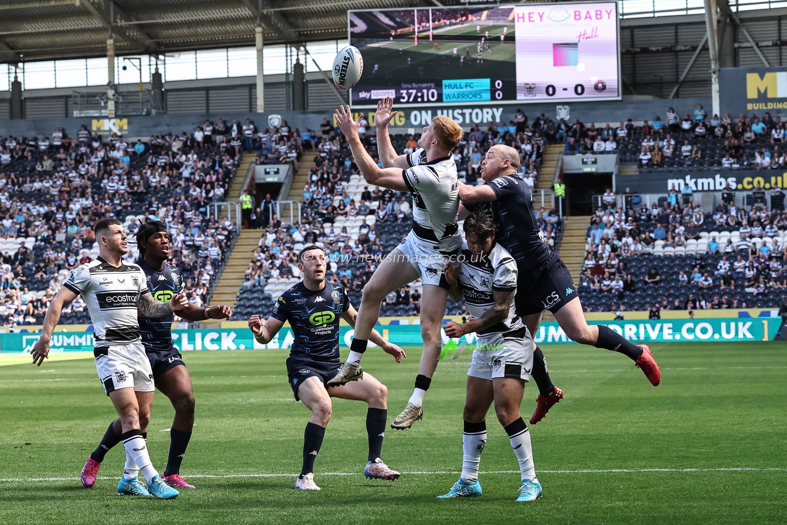 Harvey Barron of Hull FC wins the highball from Liam Marshall of Wigan Warriors during the Betfred Super League Round 9 match Hull FC vs Wigan Warriors at MKM Stadium, Hull, United Kingdom, 27th April 2025

(Photo by Mark Cosgrove/News Images)