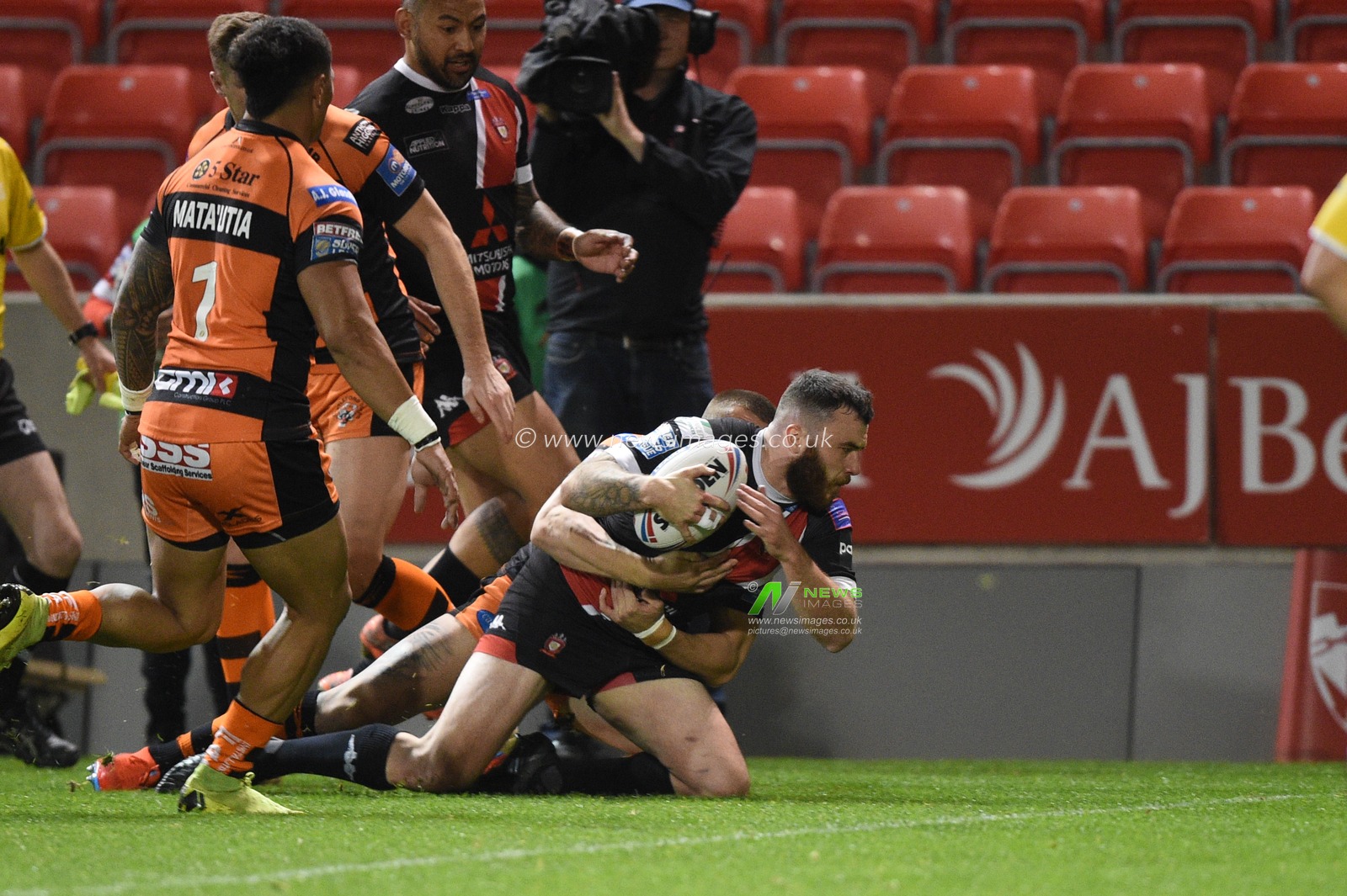 26th September 2019 ,  AJ Bell Stadium, Salford, England;  Betfred Super League Rugby, Round Eliminator 2, Salford Red Devils vs Castleford Tigers ; Jake Bibby (5) of Salford Red Devils scores the 2nd try of the night

Credit: Richard Long/News Images