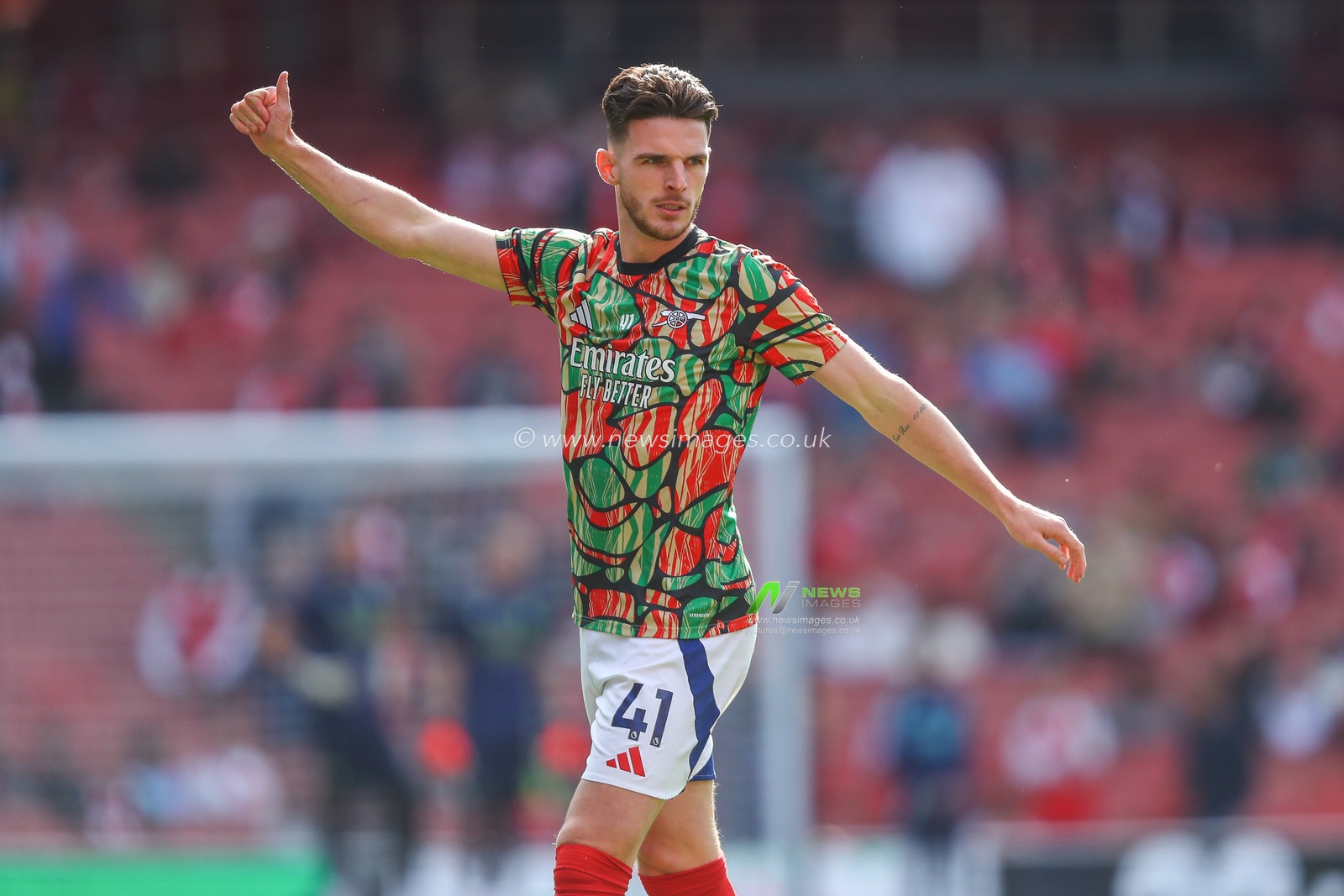 Declan Rice of Arsenal warms up prior to the Premier League match Arsenal vs Southampton at Emirates Stadium, London, United Kingdom, 5th October 2024

(Photo by Izzy Poles/News Images)