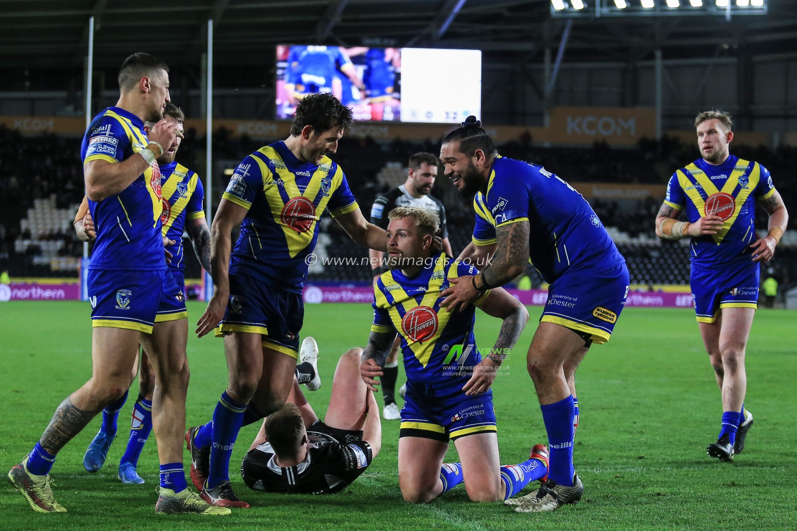 12th March 2020, KCOM Stadium, Hull, England; Betfred Super League, Hull FC v Warrington Wolves : Blake Austin (6) of Warrington Wolves celebrates his try