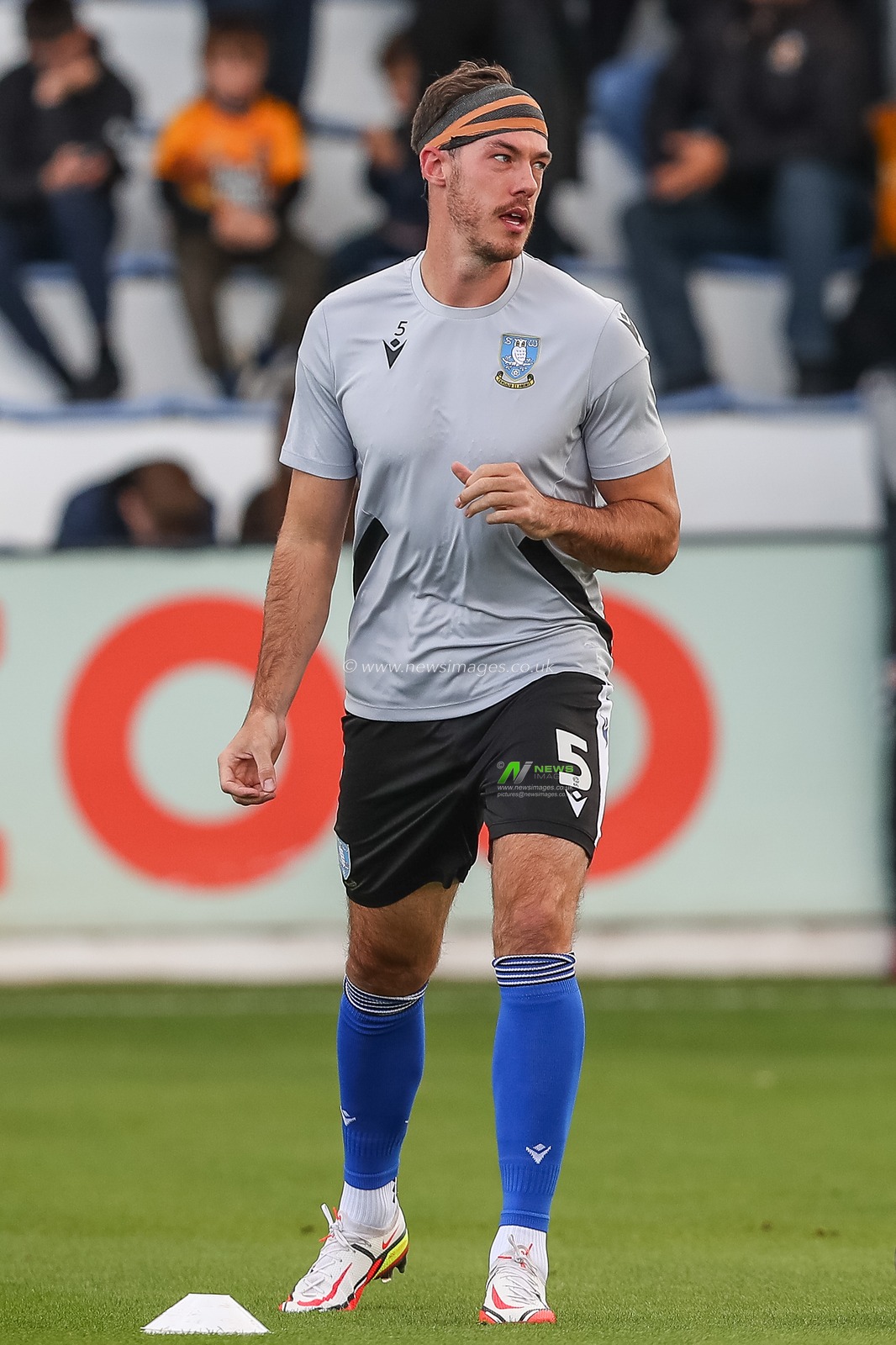 Ben Heneghan #5 of Sheffield Wednesday during the pre-game warm up ahead of the Sky Bet League 1 match Cambridge United vs Sheffield Wednesday at Abbey Stadium, Cambridge, United Kingdom, 15th October 2022

(Photo by Gareth Evans/News Images)