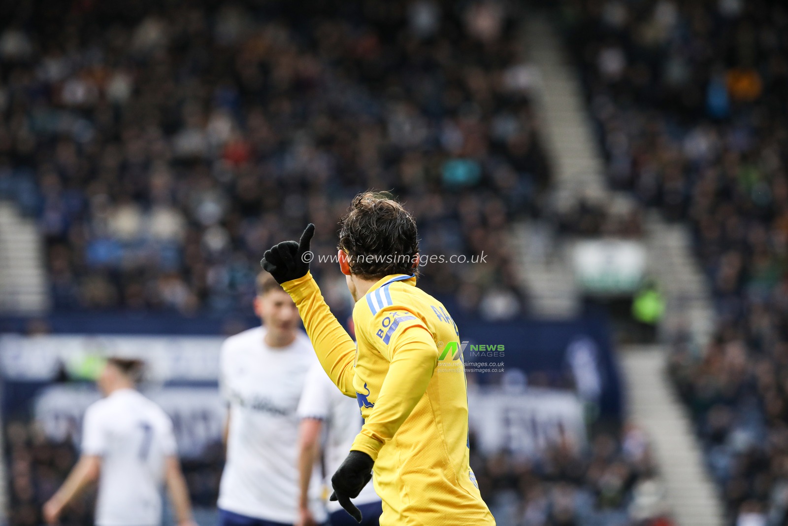 Brenden Aaronson of Leeds United putting his thump up in appreciation during the Sky Bet Championship match Preston North End vs Leeds United at Deepdale, Preston, United Kingdom, 14th December 2024

(Photo by Jorge Horsted/News Images)