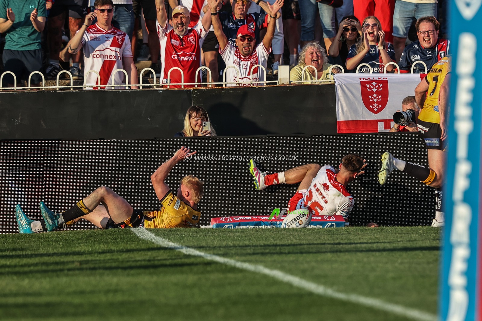 Noah Booth of Hull KR goes over for a try during the Betfred Super League round 15 match Castleford Tigers vs Hull KR at The Mend-A-Hose Jungle, Castleford, United Kingdom, 19th June 2025

(Photo by Alfie Cosgrove/News Images)