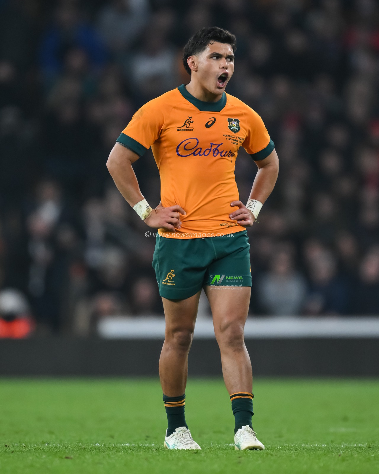 Noah Lolesio of Australia gives his team instructions during the Autumn Nations Series match England vs Australia at Allianz Stadium, Twickenham, United Kingdom, 8th November 2024

(Photo by Craig Thomas/News Images)