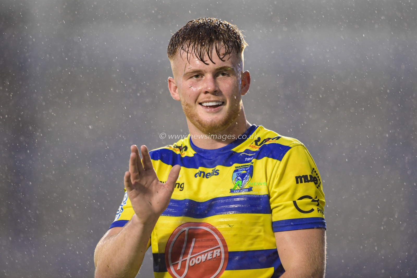 Ellis Longstaff (26) of Warrington Wolves waves to the home supporters at the end of the game