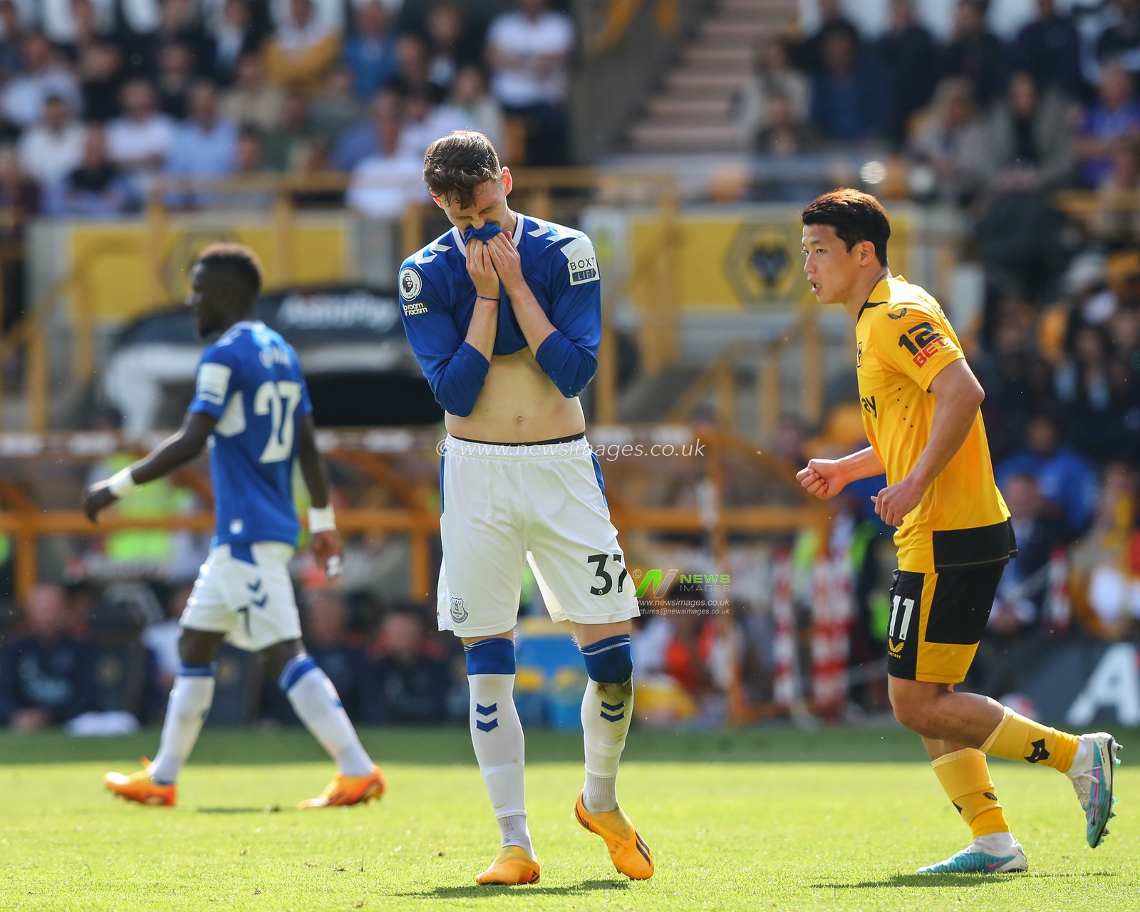 James Garner #37 of Everton reacts after missing a chance on goal during the Premier League match Wolverhampton Wanderers vs Everton at Molineux, Wolverhampton, United Kingdom, 20th May 2023

(Photo by Gareth Evans/News Images)
