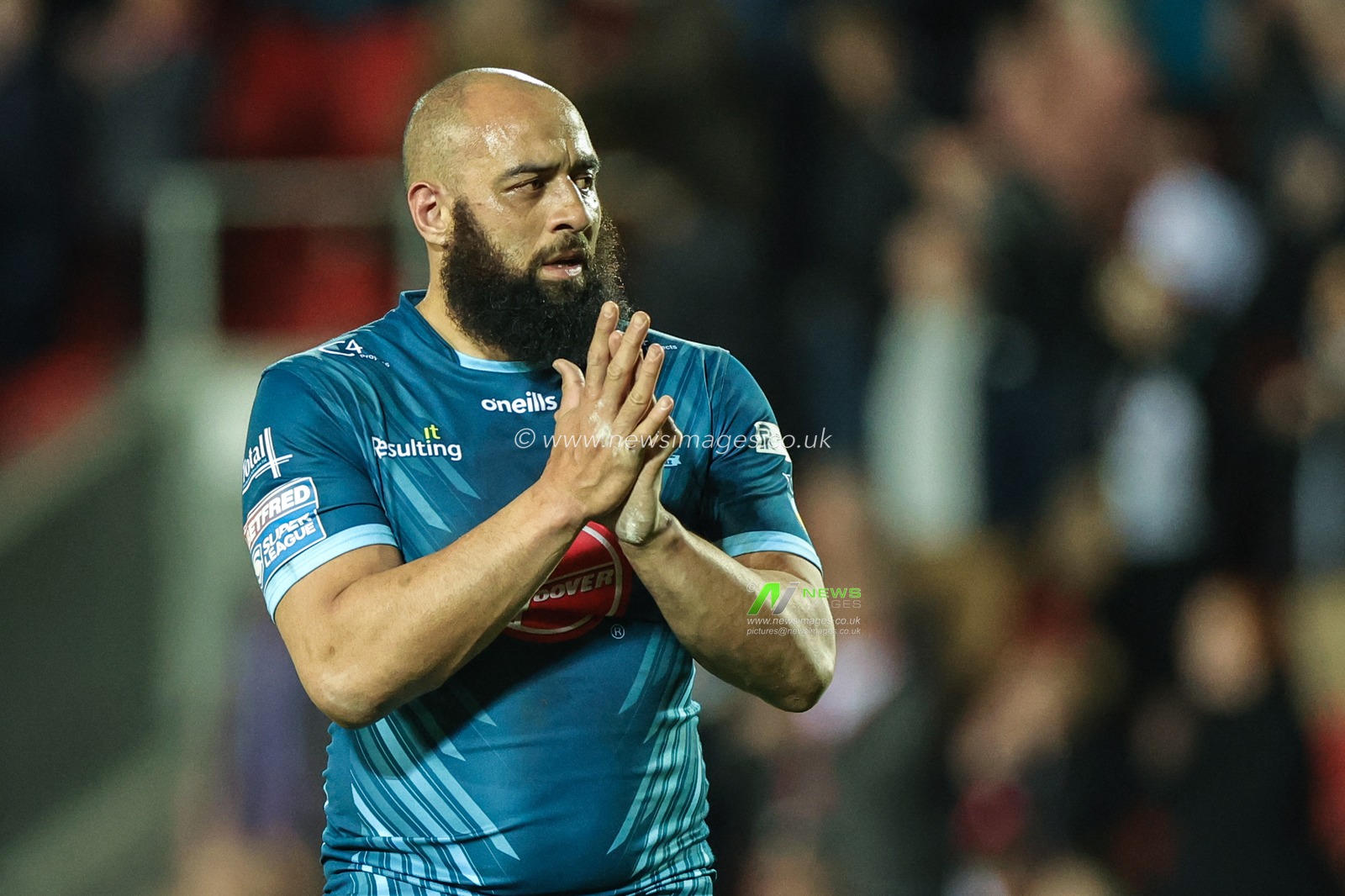 Sam Kasiano #14 of Warrington Wolves applauds the traveling fans during the Betfred Super League Round 10 match St Helens vs Warrington Wolves at Totally Wicked Stadium, St Helens, United Kingdom, 20th April 2023

(Photo by Mark Cosgrove/News Images)