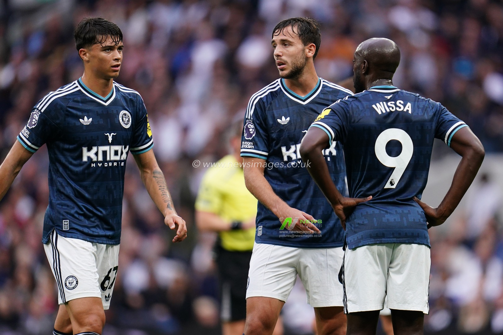 Nico Gonzalez of Newcastle United, Yoane Wissa of Newcastle United and Lewis Miley of Newcastle United prepare for corner kick during the Premier League match Tottenham Hotspur vs Newcastle Untied at Tottenham Hotspur Stadium, London, United Kingdom on 29 August 2026

(Photo by Harvey Murphy/News Images)