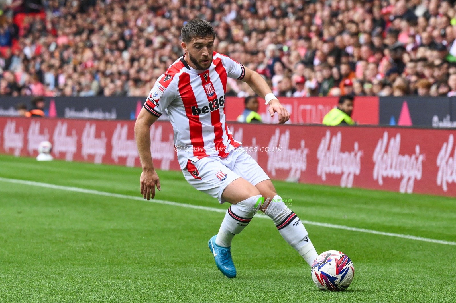 Lynden Gooch of Stoke City in action during the Sky Bet Championship match Stoke City vs Coventry City at Bet365 Stadium, Stoke-on-Trent, United Kingdom, 10th August 2024

(Photo by Craig Thomas/News Images)
