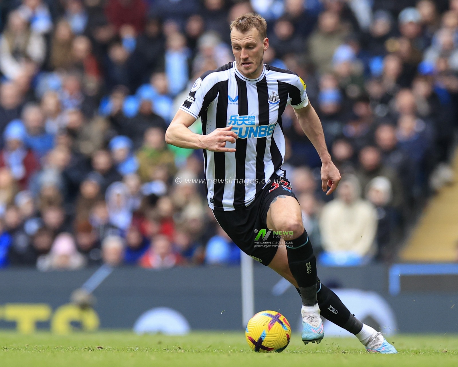 Dan Burn #33 of Newcastle United runs with the ball during the Premier League match Manchester City vs Newcastle United at Etihad Stadium, Manchester, United Kingdom, 4th March 2023

(Photo by Conor Molloy/News Images)