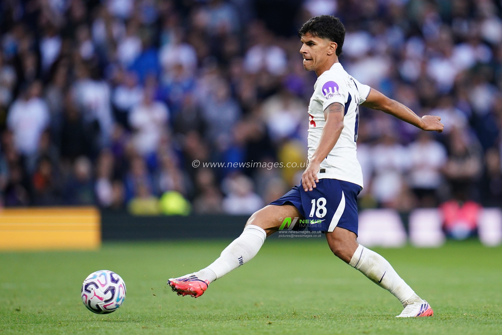 Mateus Fernandes of Tottenham Hotspur attempts pass during the Premier League match Tottenham Hotspur vs Newcastle Untied at Tottenham Hotspur Stadium, London, United Kingdom on 29 August 2026

(Photo by Harvey Murphy/News Images)