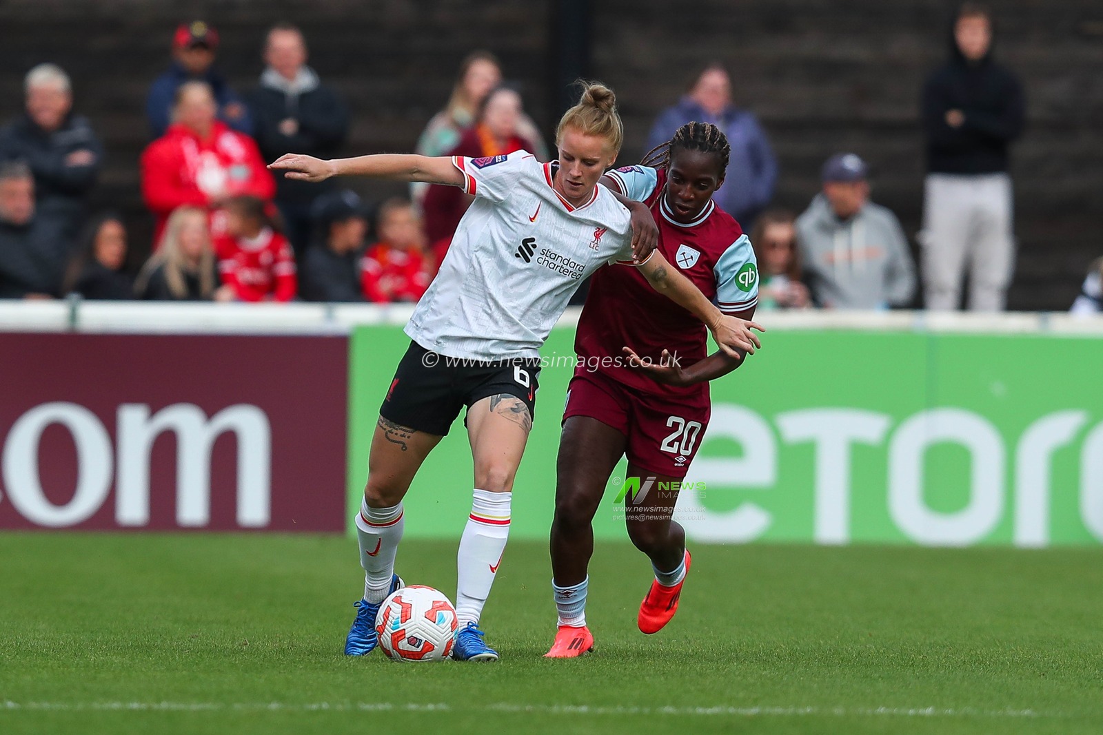 Jasmine Matthews of Liverpool is put under pressure by Viviane Asseyi of West Ham United during the The FA Women's Super League match West Ham United Women vs Liverpool Women at The Chigwell Construction Stadium, London, United Kingdom, 29th September 2024

(Photo by Izzy Poles/News Images)