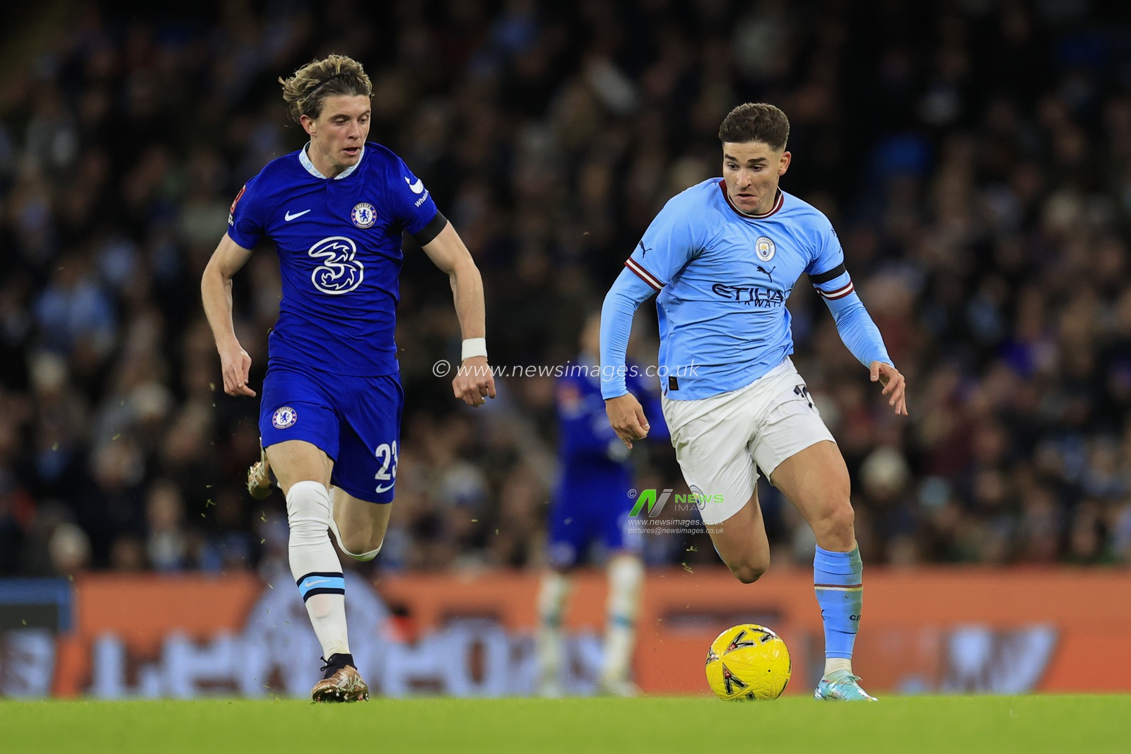 Julian Alvarez #19 of Manchester City runs from Conor Gallagher #23 of Chelsea during the FA Cup Third Round match Manchester City vs Chelsea at Etihad Stadium, Manchester, United Kingdom, 8th January 2023

(Photo by Conor Molloy/News Images)