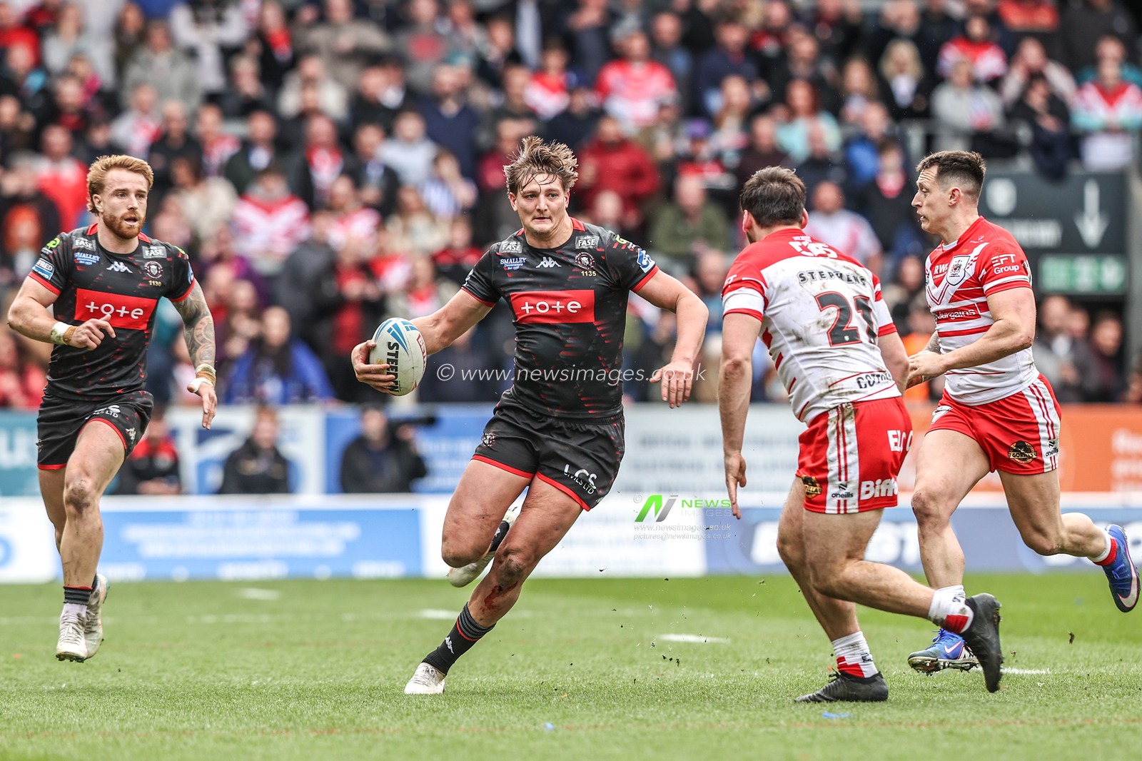 Sam Walters of Wigan Warriors breaks with the ball during the Betfred Super League round 7 match St Helens vs Wigan Warriors at The BrewDog Stadium, St Helens, United Kingdom on 03 April 2026

(Photo by Alfie Cosgrove/News Images)