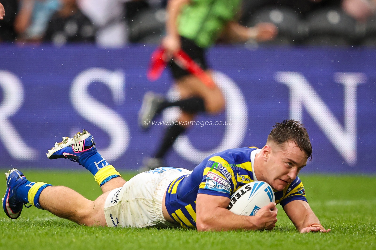 Leon Hayes of Warrington Wolves goes over for a try during the Betfred Super League round 25 match Hull FC vs Warrington Wolves at MKM Stadium, Hull, United Kingdom on 29 August 2026

(Photo by Alfie Cosgrove/News Images)