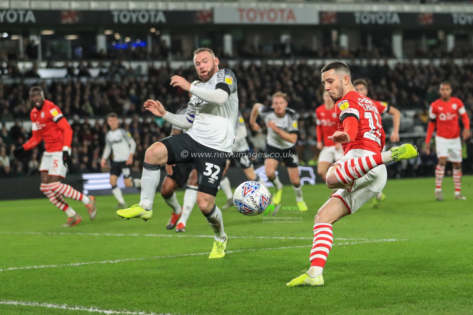 2nd January 2020, Pride Park Stadium, Derby, England; Sky Bet Championship, Derby County v Barnsley : Conor Chaplin (11) of Barnsley crosses the ball into the area 

Credit: Mark Cosgrove/News Images