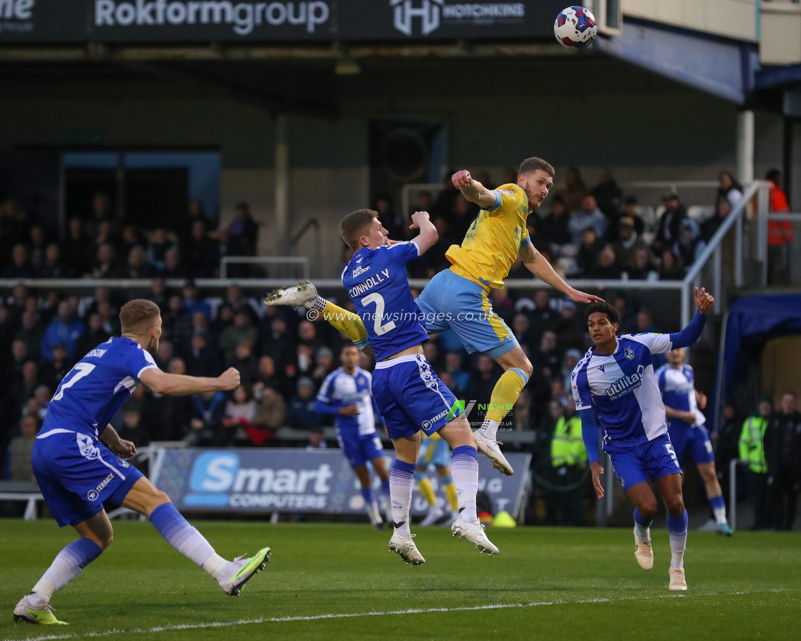 Michael Smith #24 of Sheffield Wednesday has a headed shot at goal which hits the crossbar during the Sky Bet League 1 match Bristol Rovers vs Sheffield Wednesday at Memorial Stadium, Bristol, United Kingdom, 18th April 2023

(Photo by Gareth Evans/News Images)