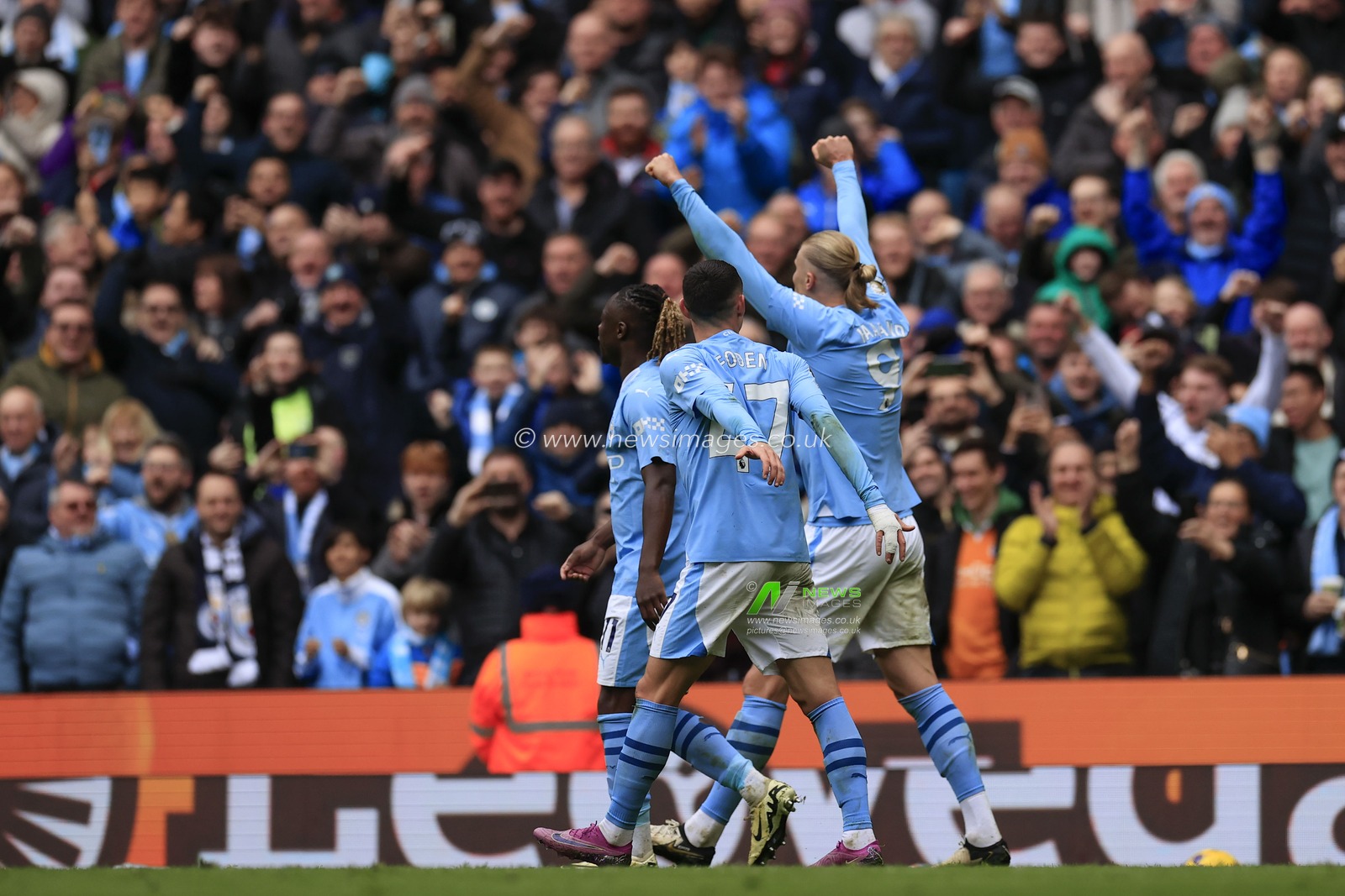 Erling Haaland of Manchester City celebrates scoring to make it 1-0 during the Premier League match Manchester City vs Everton at Etihad Stadium, Manchester, United Kingdom, 10th February 2024

(Photo by Conor Molloy/News Images)
