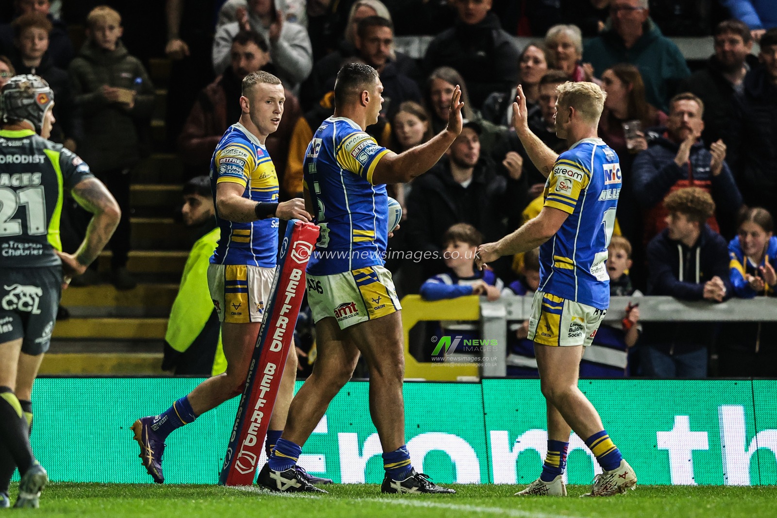 Ryan Hall of Leeds Rhinos celebrates his try during the Betfred Super League round 26 match Leeds Rhinos vs Catalans Dragons at Headingley Stadium, Leeds, United Kingdom, 11th September 2025

(Photo by Alfie Cosgrove/News Images)