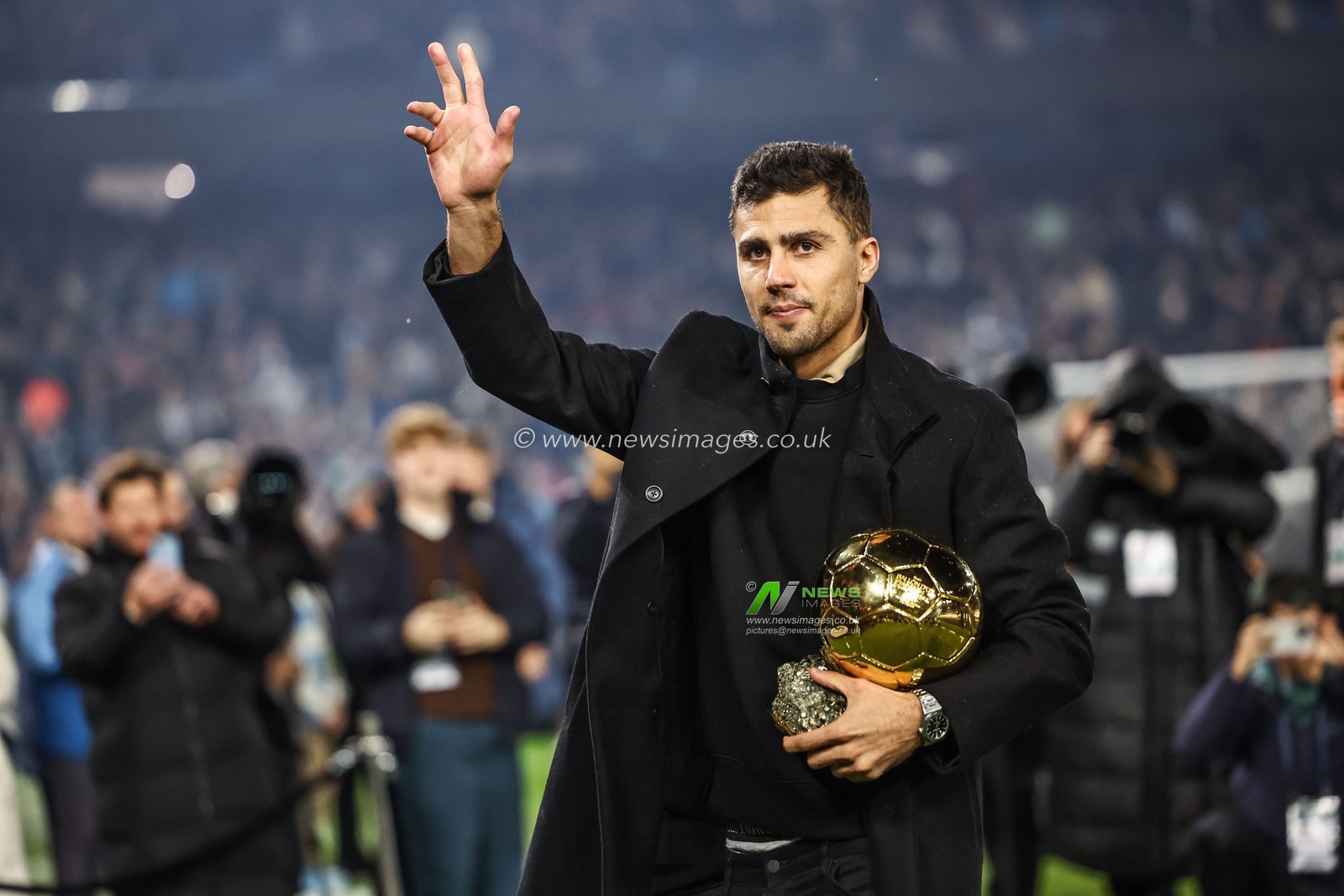 Rodri of Manchester City with the 2024 Ballon d'Or ahead of the Premier League match Manchester City vs Tottenham Hotspur at Etihad Stadium, Manchester, United Kingdom, 23rd November 2024

(Photo by Mark Cosgrove/News Images)