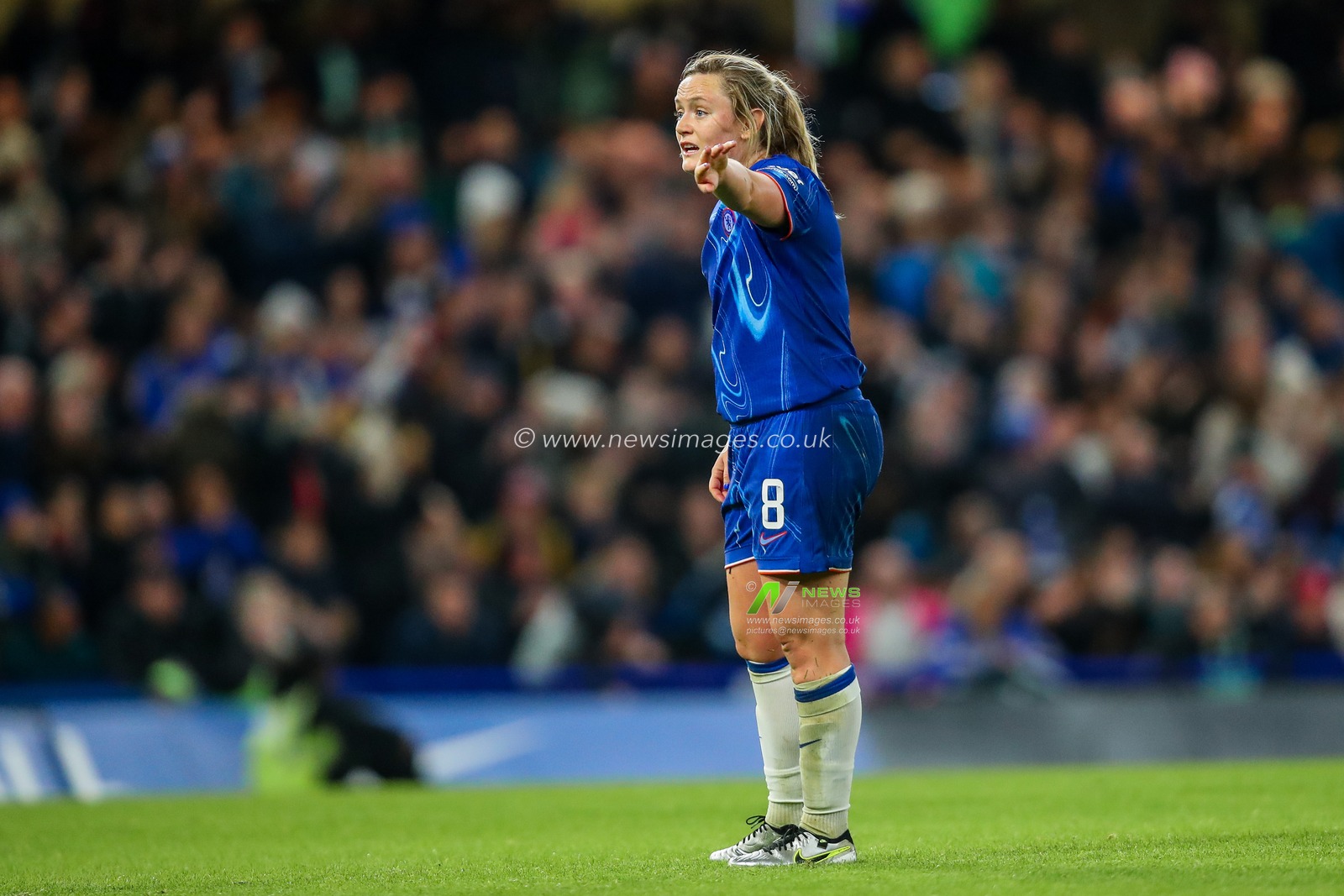Erin Cuthbert of Chelsea Women gives the team instructions during the Barclays Women's Super League match Chelsea FC Women vs Manchester City Women at Stamford Bridge, London, United Kingdom, 16th November 2024

(Photo by Izzy Poles/News Images)