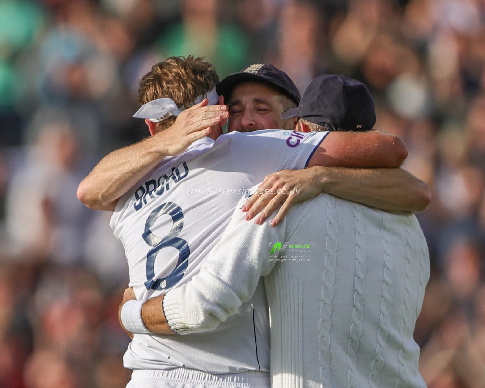 Stuart Broad of England celebrates the wicket of Alex Carey of Australia with James Anderson of England during the LV= Insurance Ashes Fifth Test Series Day Five England v Australia at The Kia Oval, London, United Kingdom, 31st July 2023

(Photo by Mark Cosgrove/News Images)