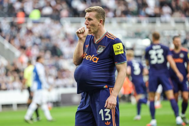 Matt Targett of Newcastle Untied celebrates his goal to make it 1-1 during the Pre-season friendly Newcastle United vs Espanyol at St. James's Park, Newcastle, United Kingdom, 8th August 2025

(Photo by Mark Cosgrove/News Images)