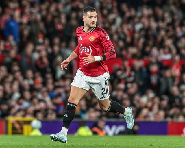 Diogo Dalot of Manchester United during the Premier League match Manchester United vs Brentford at Old Trafford, Manchester, United Kingdom on 27 April 2026

(Photo by Mark Cosgrove/News Images)