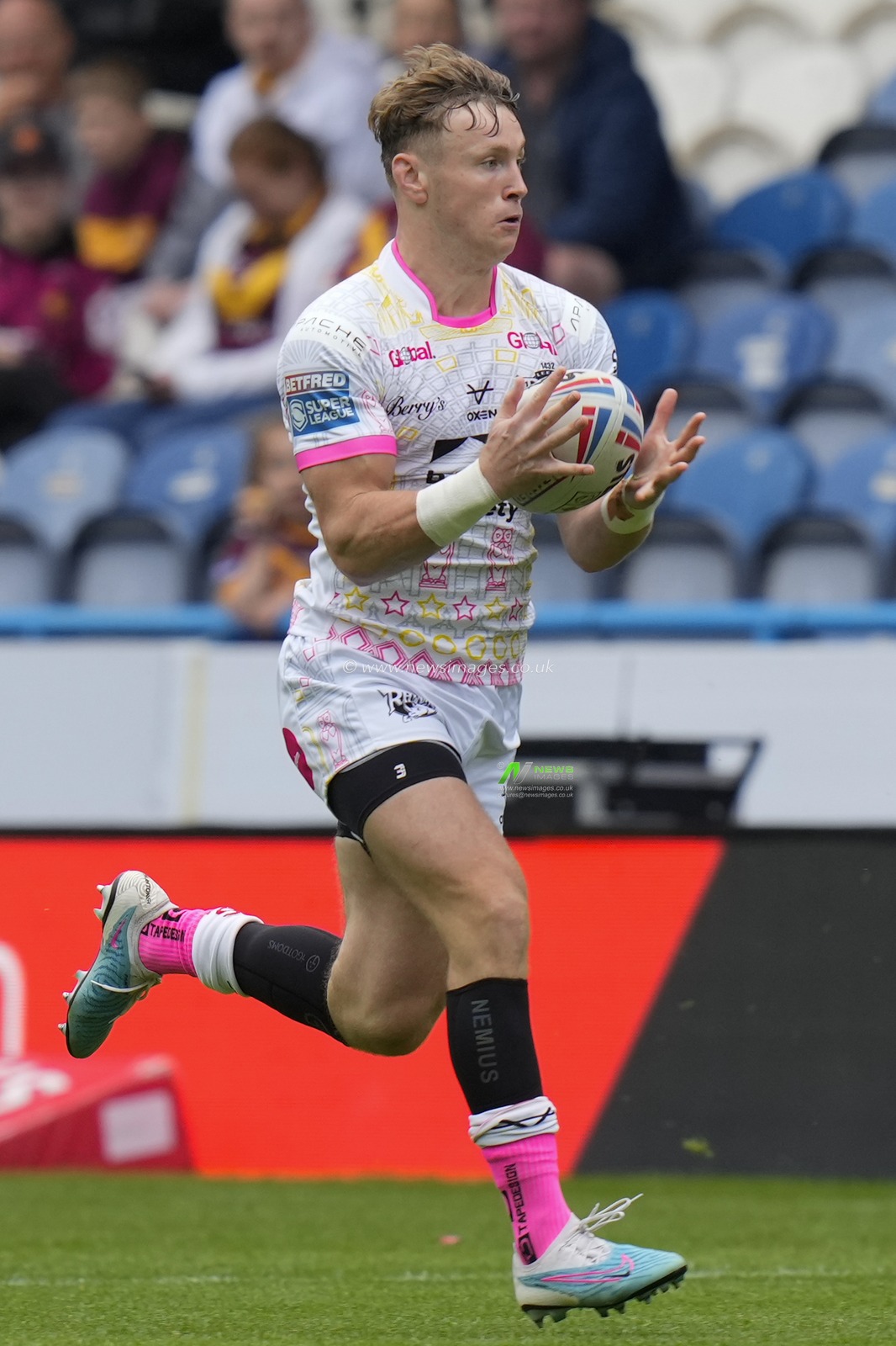 Harry Newman #3 of Leeds Rhinos during the Betfred Super League Round 23 match Huddersfield Giants vs Leeds Rhinos at John Smith's Stadium, Huddersfield, United Kingdom, 27th August 2023

(Photo by Steve Flynn/News Images)