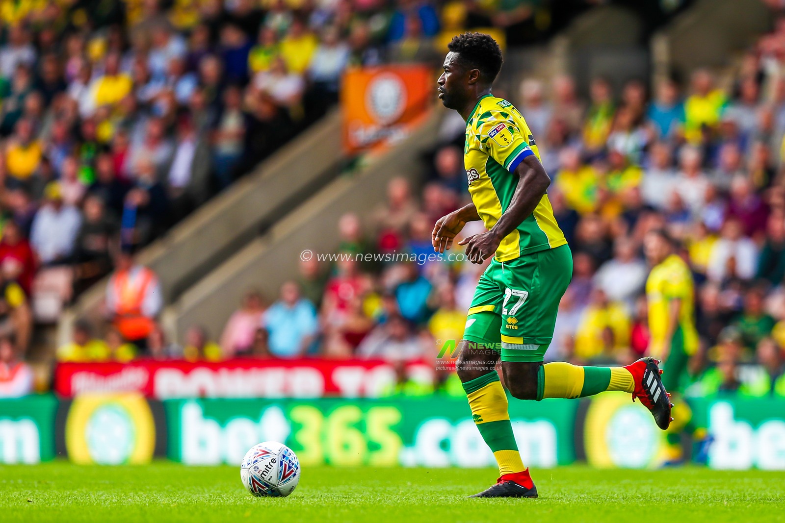 15th August 2018, Carrow Road, Norfolk, England; Sky Bet EFL Championship Norwich City v Middlesbrough ; Norwich's Alex Tettey with the ball.



EDITORIAL USE ONLY No use with unauthorised audio, video, data, fixture lists, club/league logos or 'live' services. Online in-match use limited to 45 images, no video emulation. No use in betting, games or single club/league/player publications and all English Football League images are subject to DataCo Licence
