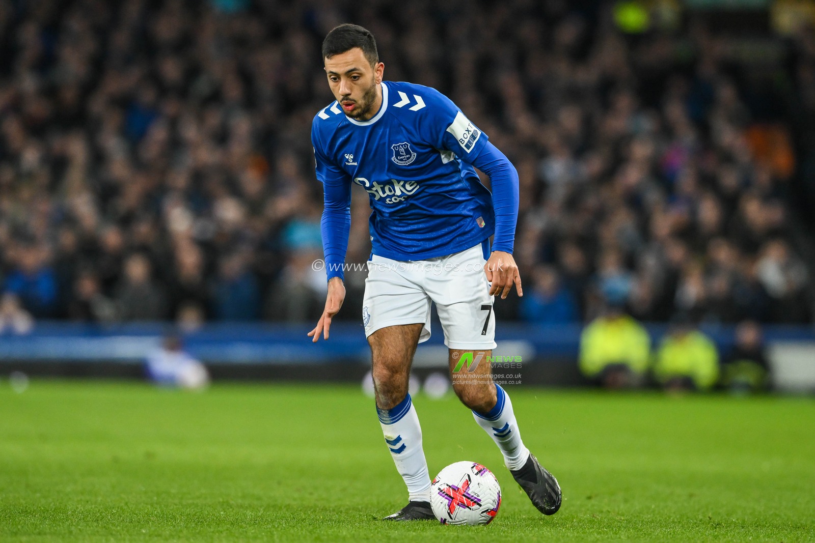 Dwight McNeil #7 of Everton makes a break with the ball during the Betfred Super League Round 7 match Salford Red Devils vs Huddersfield Giants at AJ Bell Stadium, Eccles, United Kingdom, 2nd April 2023

(Photo by Craig Thomas/News Images)