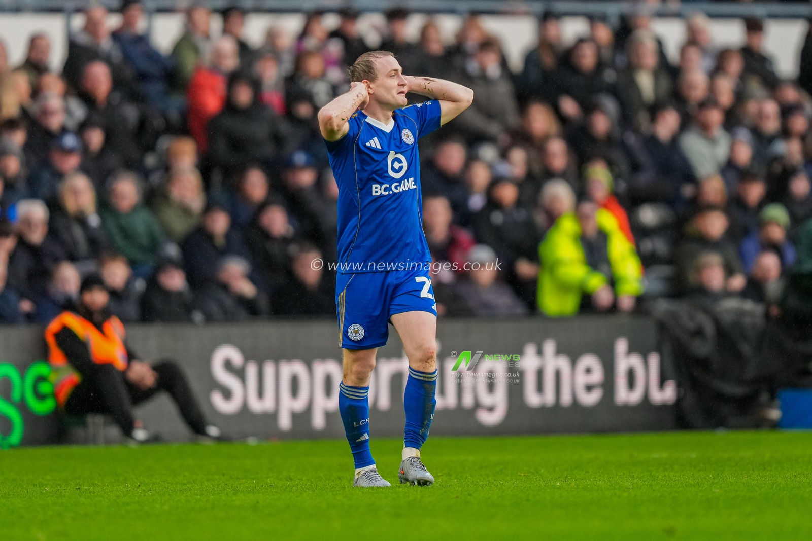 Oliver Skipp of Leicester City remonstrates after being penalised for a foul during the Sky Bet Championship match Derby County vs Leicester City at Pride Park Stadium, Derby, United Kingdom, 6th December 2025

(Photo by Maynard Manyowa/News Images)

*** GER AUT SUI OUT ***