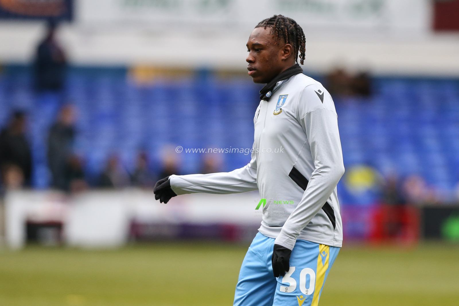 Sean Fusire #30 of Sheffield Wednesday warms up during the Sky Bet League 1 match Ipswich Town vs Sheffield Wednesday at Portman Road, Ipswich, United Kingdom, 11th February 2023

(Photo by Arron Gent/News Images)