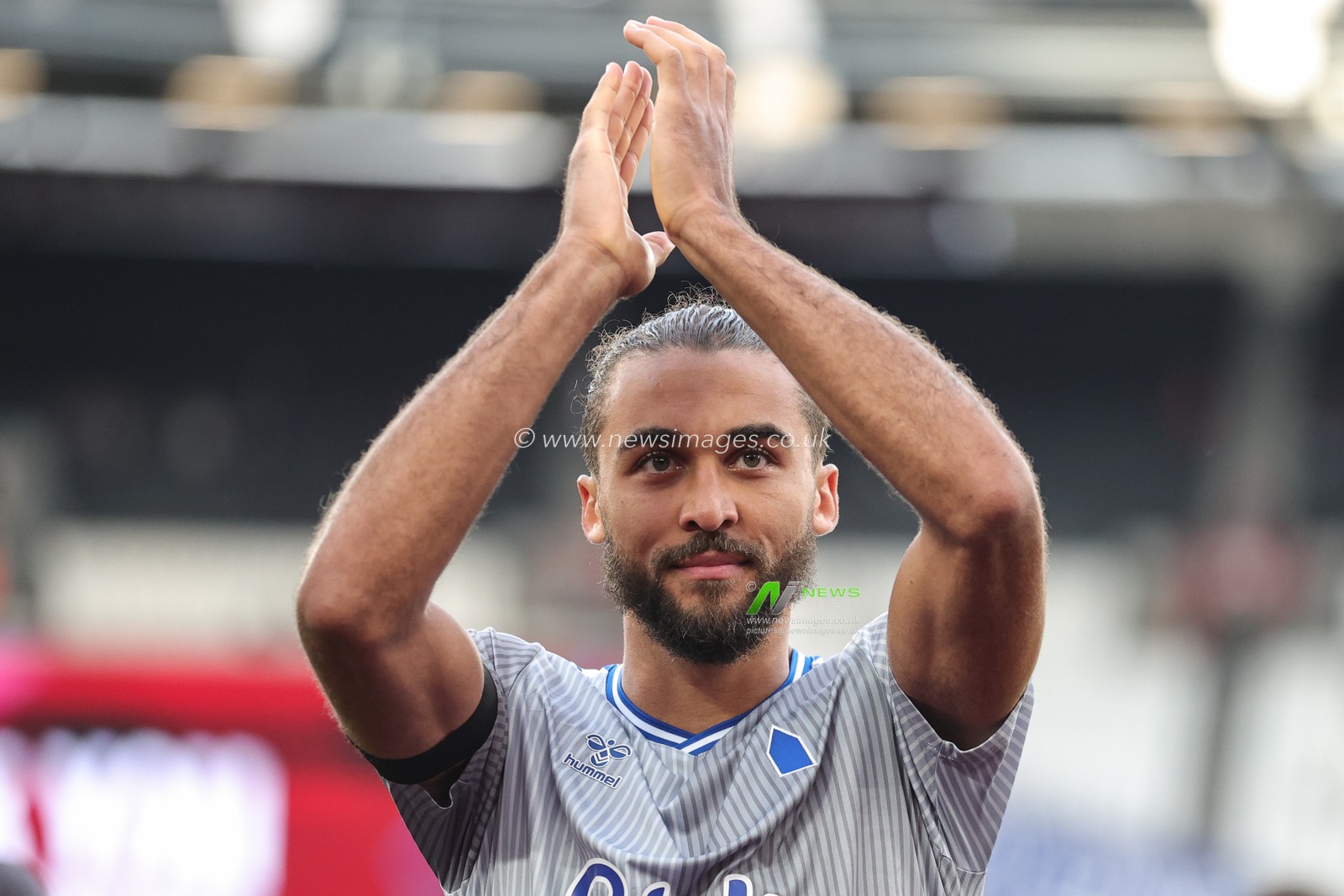 Dominic Calvert-Lewin #9 of Everton applauds the travelling fans during the Premier League match West Ham United vs Everton at London Stadium, London, United Kingdom, 29th October 2023

(Photo by Mark Cosgrove/News Images)