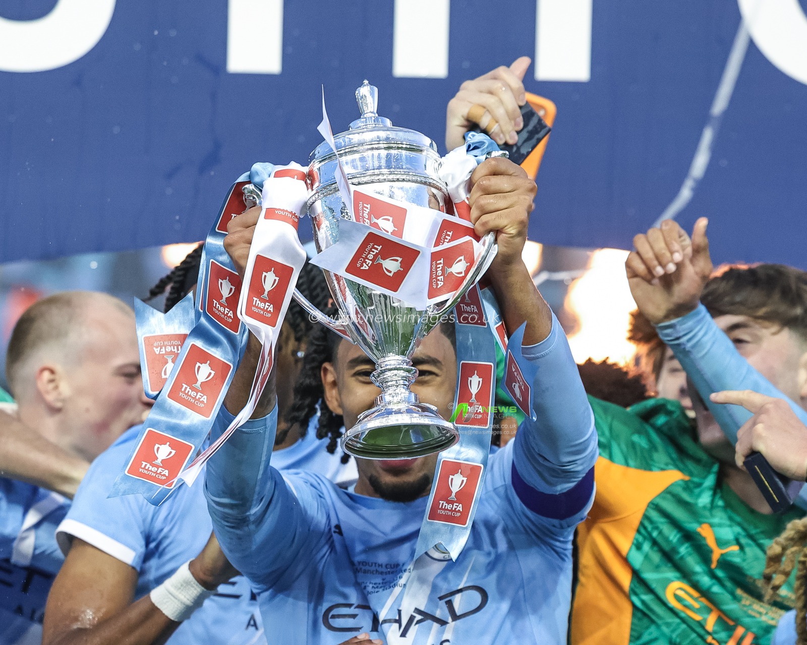Manchester City lift The FA Youth Cup after beating Manchester United 2-1 during the FA Youth Cup Final match Manchester City U18 vs Manchester United U18 at Joie Stadium, Manchester, United Kingdom on 14 May 2026

(Photo by Mark Cosgrove/News Images)